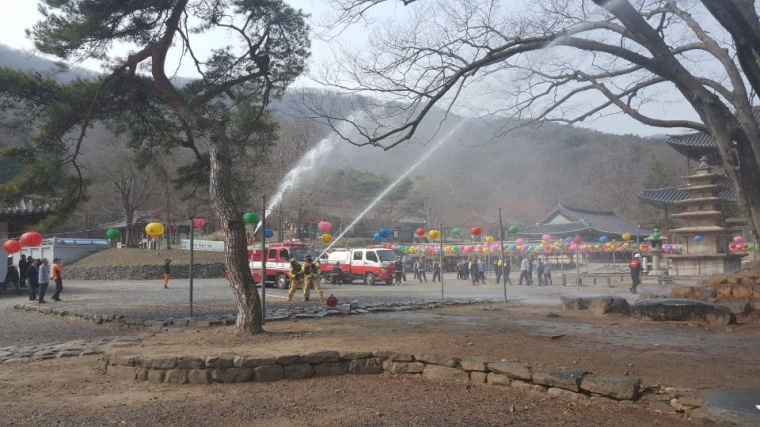 부여군 외산면 무량사 무각본 소방훈련 장면 (1).jpg