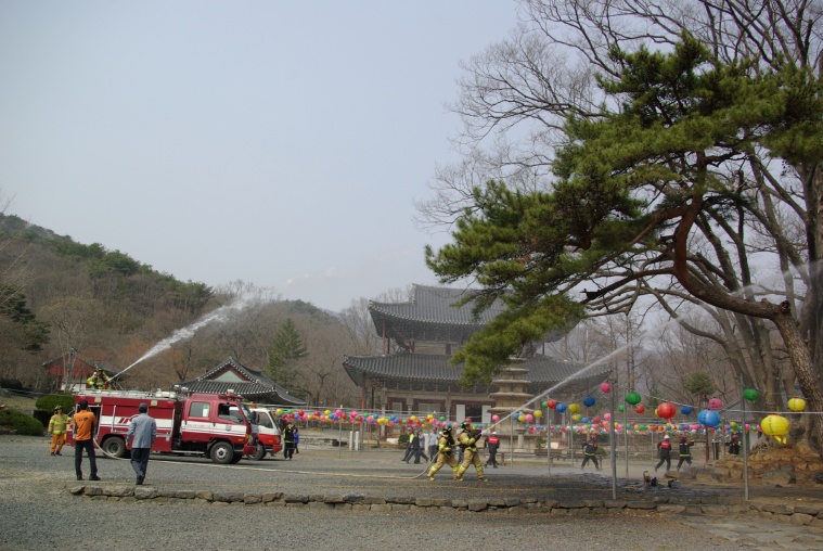 부여군 외산면 무량사 무각본 소방훈련 장면 (3).jpg